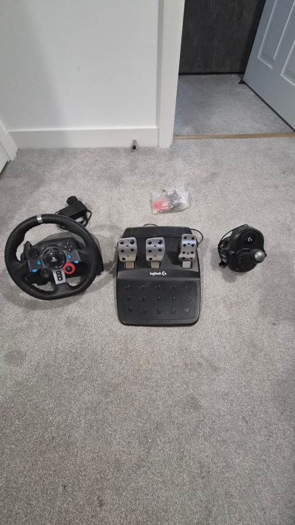 Logitech G29 Driving Force Racing Wheel, Pedals & Shifter