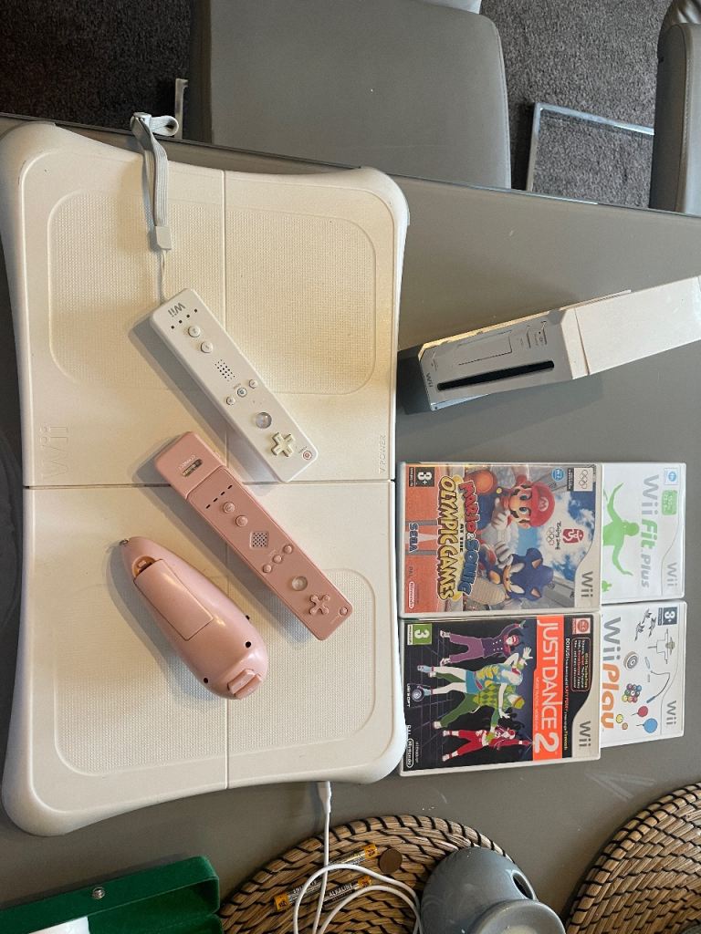 Wii console and Wii fit balance board & 4 games