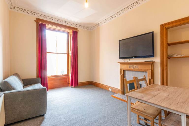 Tasteful, 2-bedroom furnished flat in Newington – available August