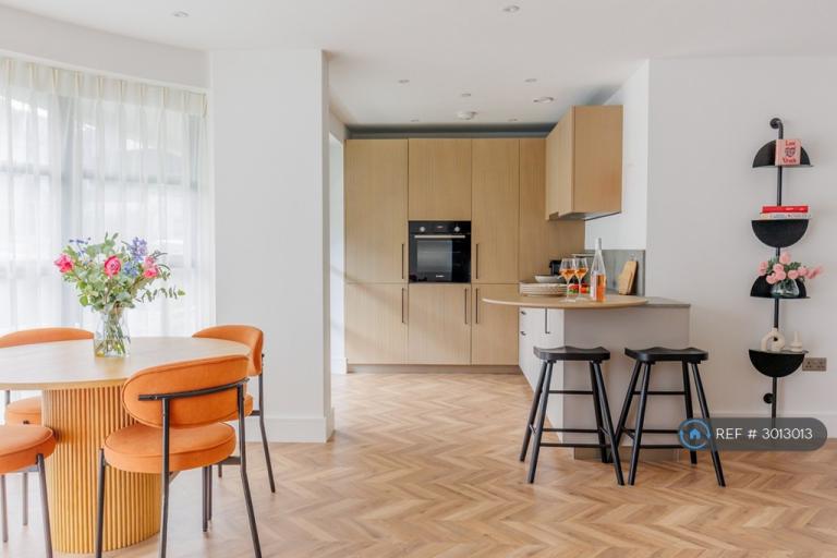 2 bedroom flat in Shore Walk, Bournemouth, BH4 (2 bed) (#3013013)