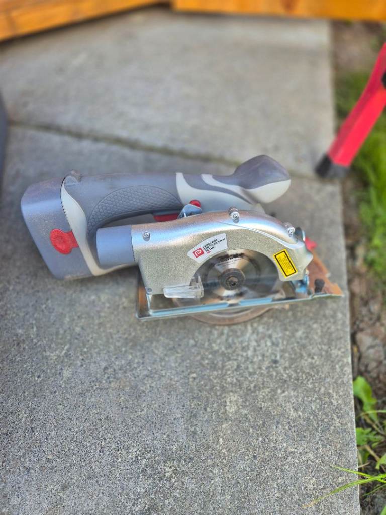 Cordless Circular Saw with Case and Charger – Good Condition