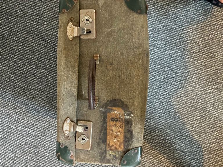 FOR UPCYCLING A GENUINE VINTAGE SQUARE SUITCASE