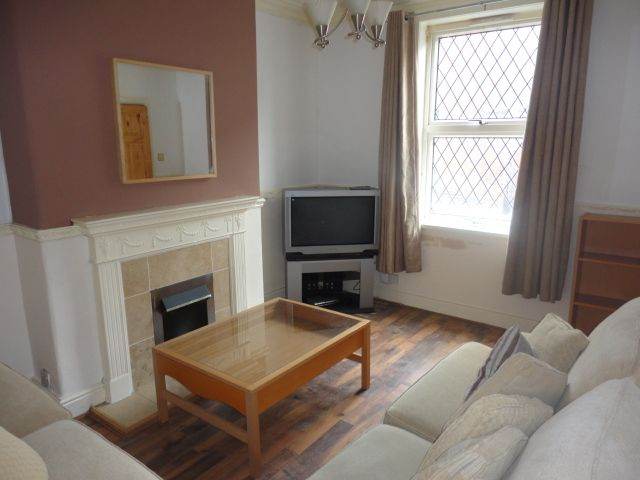 Large double rooms in shared house in Armely, at Whingate avenue. No deposit.
