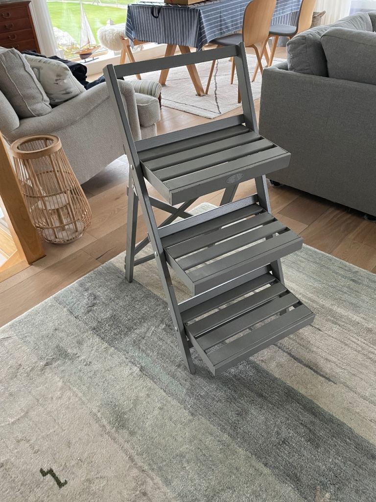 Handy flower pot or ornament display