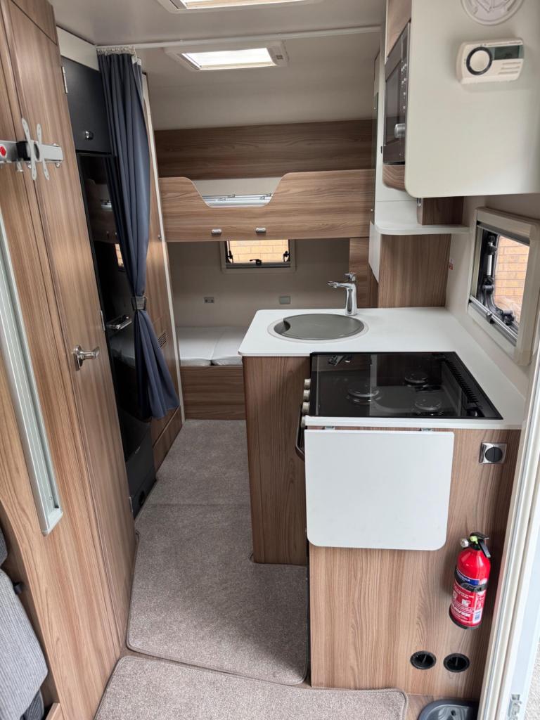 SWIFT ESCAPE 695 - 2017