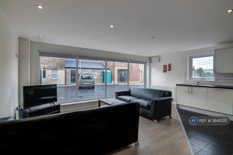 7 bedroom flat in Stonemasons Close, Liverpool, L7 (7 bed) (#2641035)