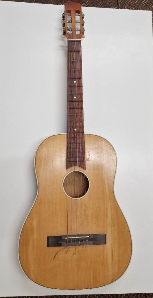 3/4 size acoustics guitar