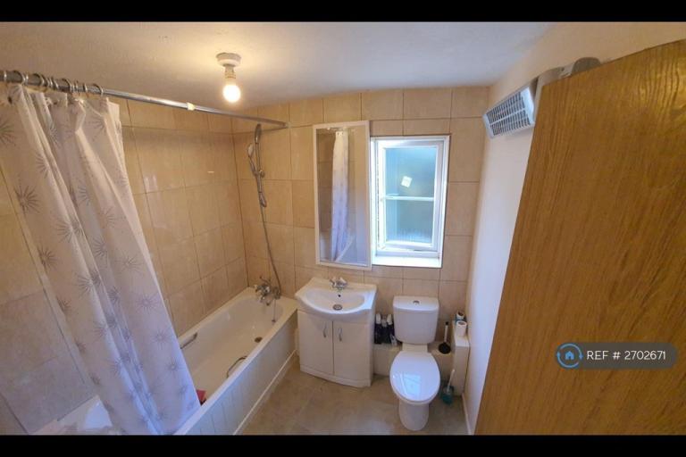 1 bedroom flat in Heddington Grove, London, N7 (1 bed) (#2702671)
