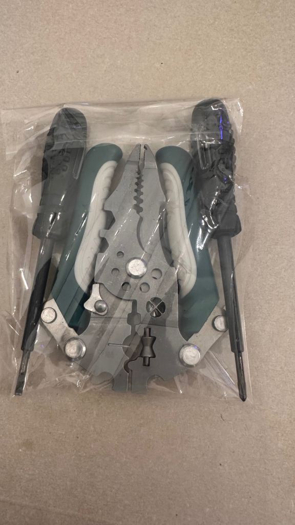 Foldable pliers and free circuit tester