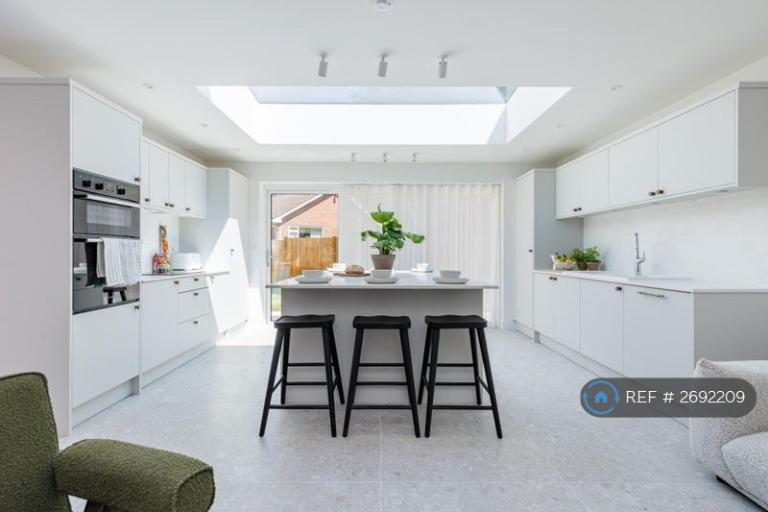 1 bedroom in Broad Street, Guildford, GU3 (#2692209)