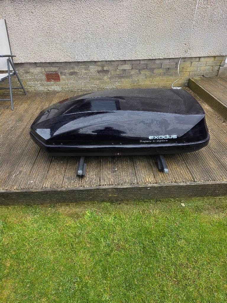 Roof box with roof bars and fittings