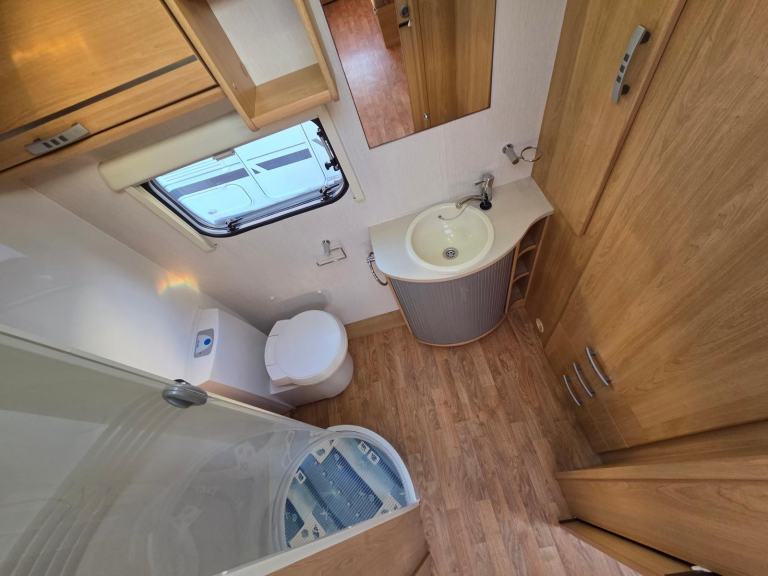Lunar Quasar 462 2010 Lightweight 2 Berth Touring Caravan