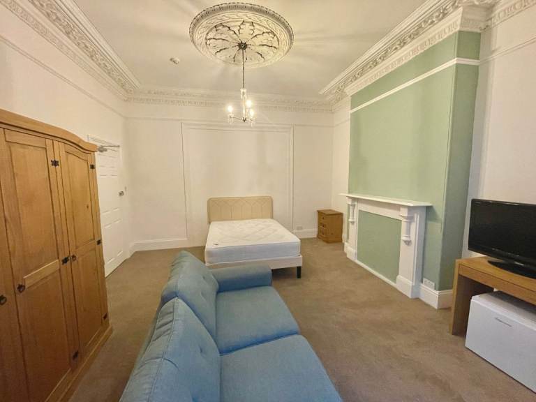 Fully furnished large room in Two Bedroom flat share