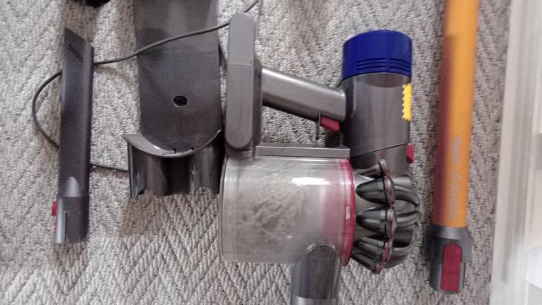 Dyson v8 absolute handheld vacuum cleaner great condition 