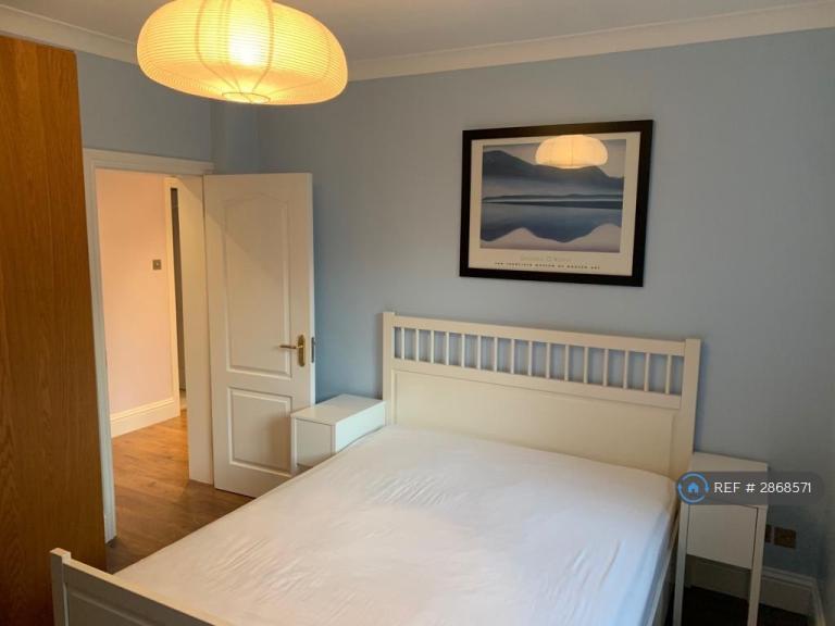 1 bedroom flat in Mortimer Crescent, London, NW6 (1 bed) (#2868571)