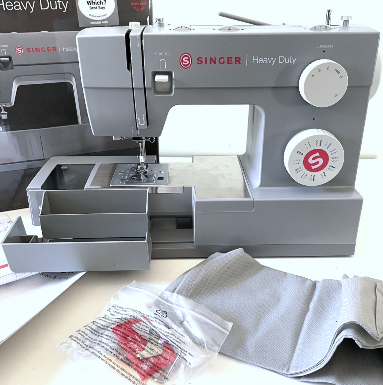 Singer Heavy Duty sewing Machine NEW 