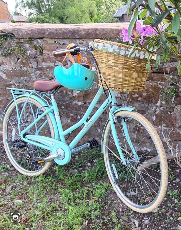 LADIES VICTORIA PENDLETON 'SOMERBY' BIKE WITH BRAND NEW BOBBIN 'STARLING' CYCLE HELMET