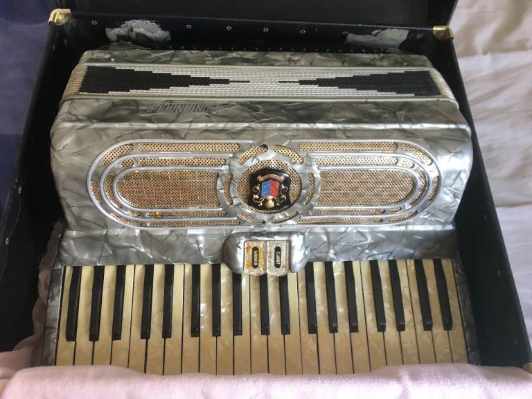 fontanella 41/120 2/4-1 accordion,  ladies model with hard moulded case 