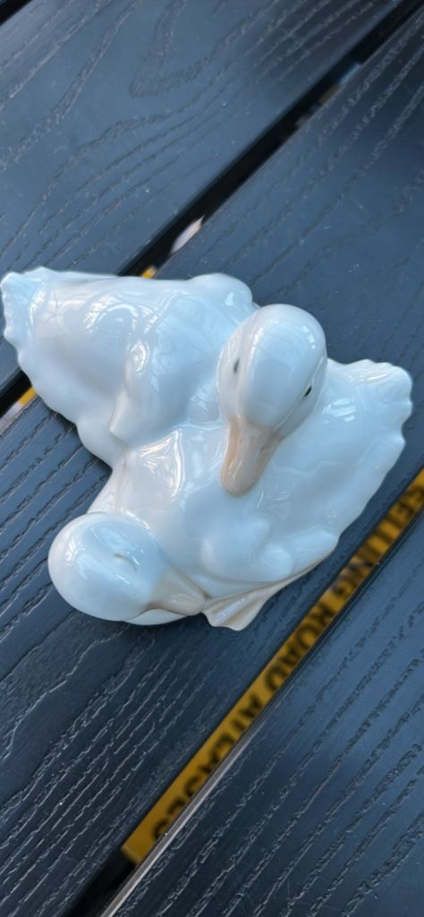 Nao Spanish china ornament of 2 ducklings nestled together.