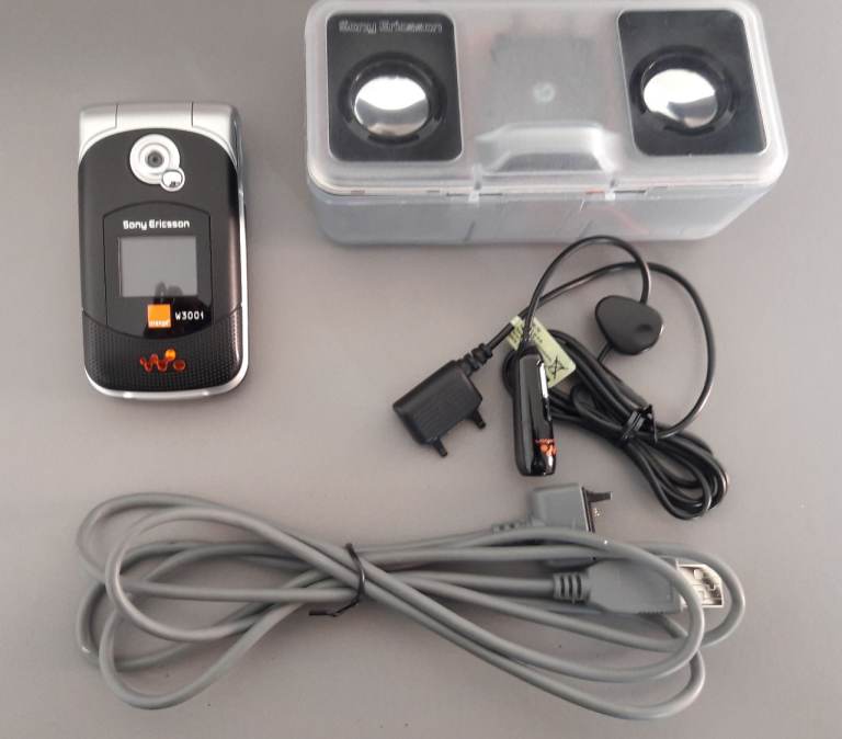 Mobile Phone Sony Ericsson W300i Vintage *Not working, for spares and repair* – post or collect