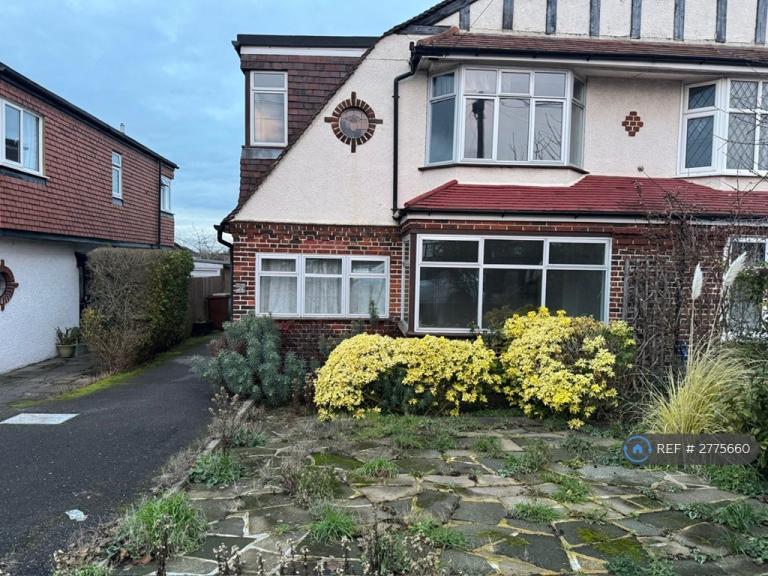 4 bedroom house in Park Avenue West, Epsom, KT17 (4 bed) (#2775660)