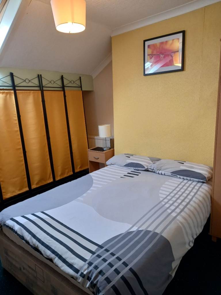 £80 PW LARGE DOUBLE ROOM WITH SHARED BATHROOM NO BILLS NO DEPOSIT SINGLE WORKER ONLY NON SMOKER 