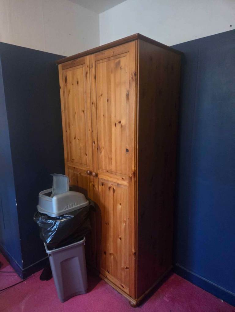 Two door wardrobe 90£
