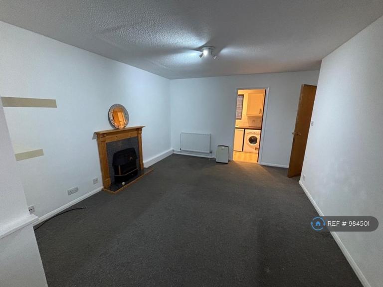 2 bedroom flat in Charleston Close, Feltham, TW13 (2 bed) (#984501)
