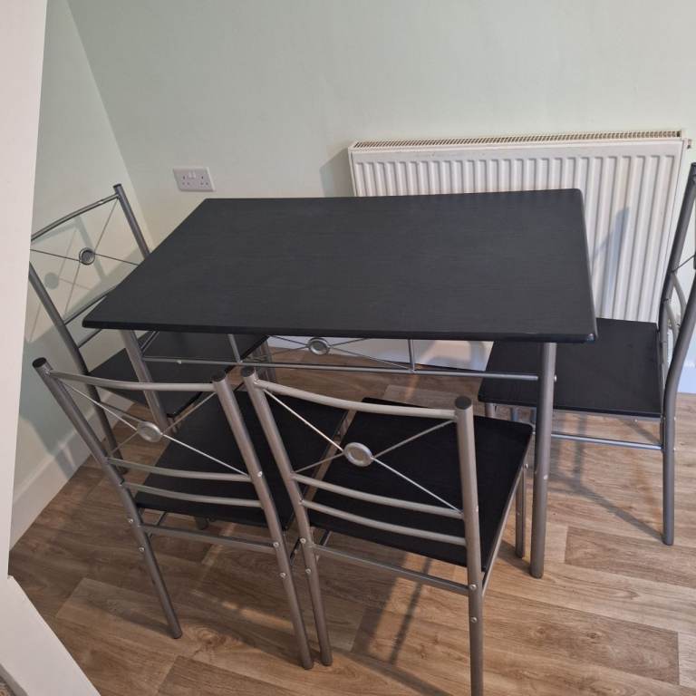 Dining table & chairs 
