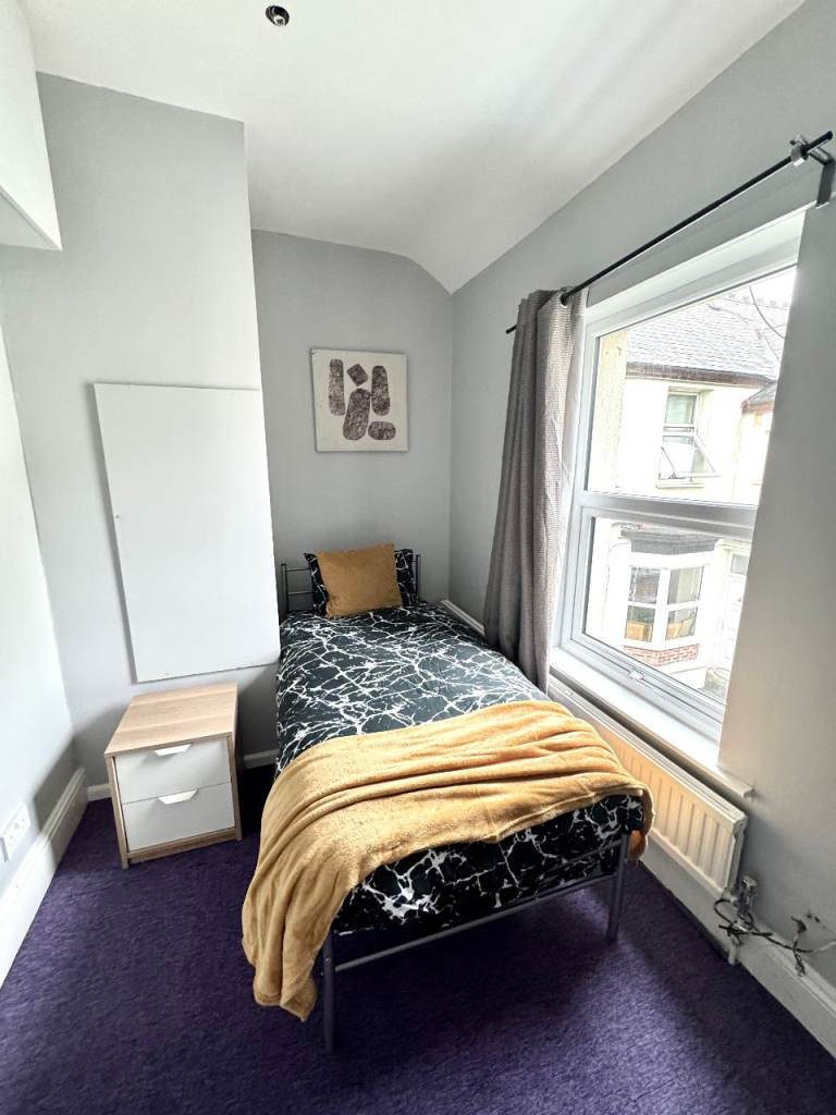 Spacious  Furnished  Rooms – £170 PW – WS2  – Near M6 J9