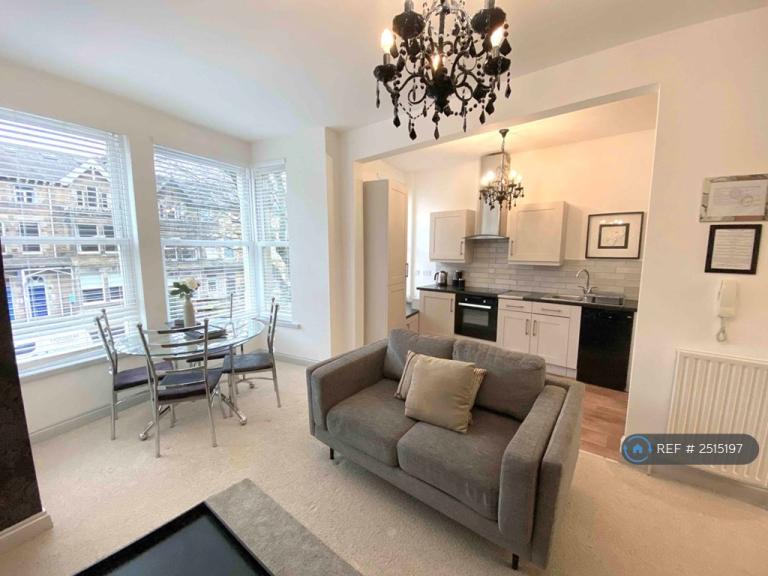 2 bedroom flat in Valley Drive, Harrogate, HG2 (2 bed) (#2515197)
