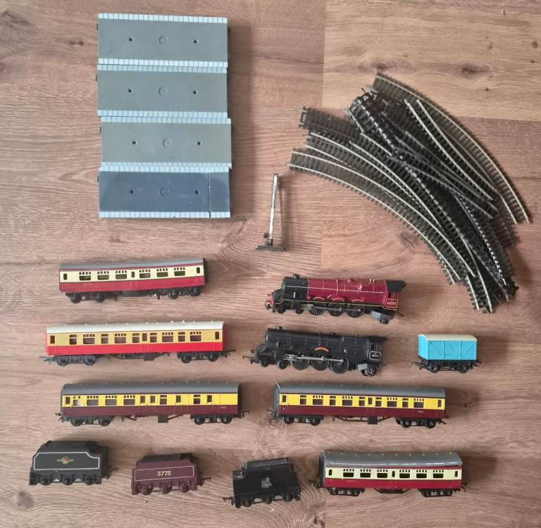 Large Collection of Vintage Tri - ang Hornby 00 gauge Model Railway Trains, Carriages, and Tracks
