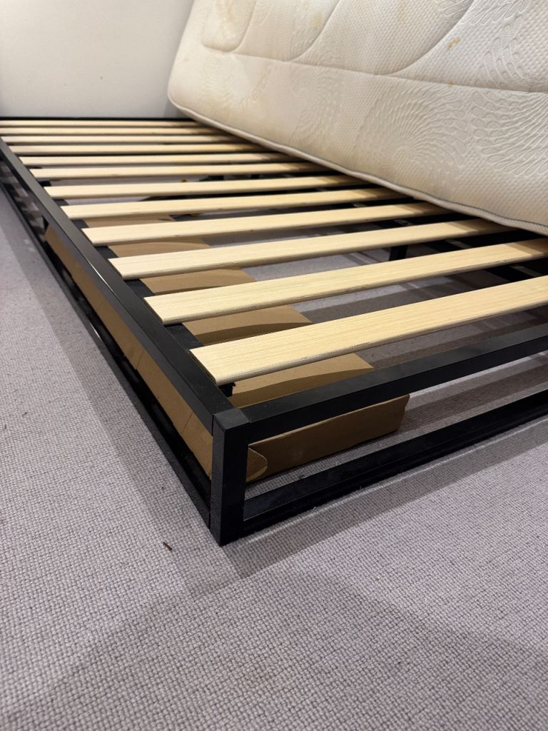 Minimalist Double Bed Fram 