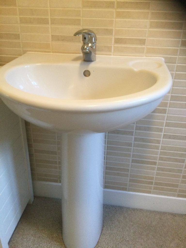 Pedestal Sink with Pedestal free or it’s off to the tip!