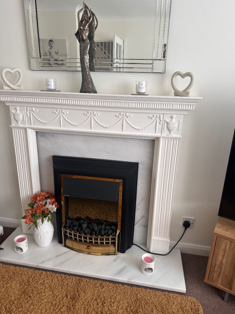 White/grey marble hearth and backdrop