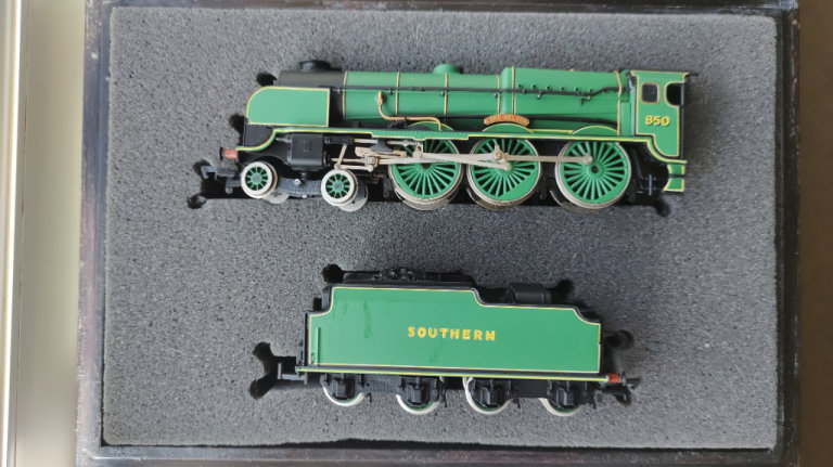 Bachmann OO Gauge 31-400 Lord Nelson Class 4-6-0 850 in presentation case 'Lord Nelson' in green 
