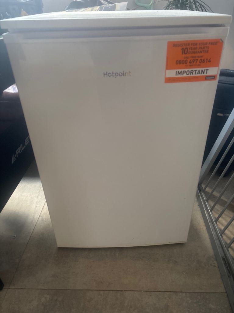 Hot point under counter fridge freezer 
