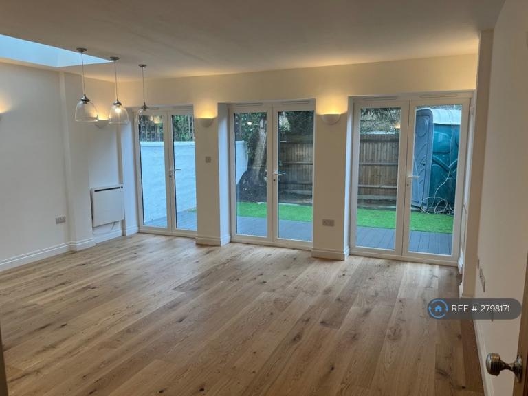 3 bedroom house in Stories Mews, London, SE5 (3 bed) (#2798171)