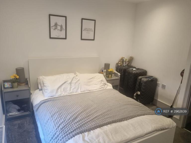 2 bedroom flat in Broadway Parade, London, N8 (2 bed) (#2962839)