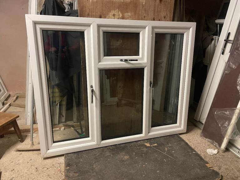 H 118 x W 152 cm - UPVC DOUBLE GLAZED WINDOW - CLEAR GLASS - GOOD CONDITION (REF: LJ188)