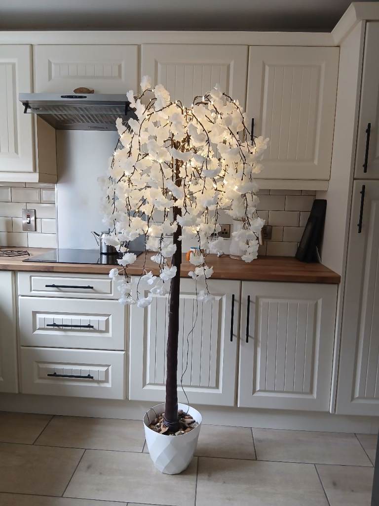 Lovely White Light Up Tree – Indoor/Outdoor Use
