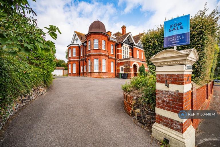 3 bedroom flat in Denton Road, Eastbourne, BN20 (3 bed) (#3044874)