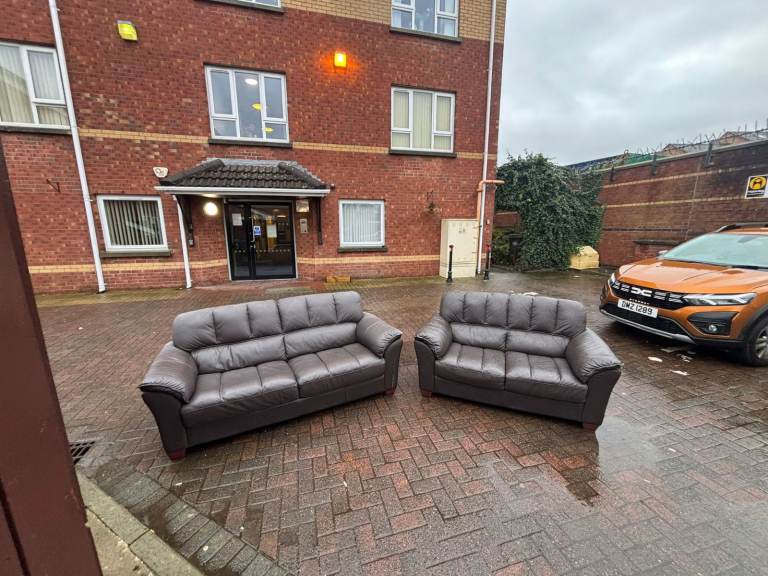 3 and 2 seater sofa in chesterfield leather good modern suite £325