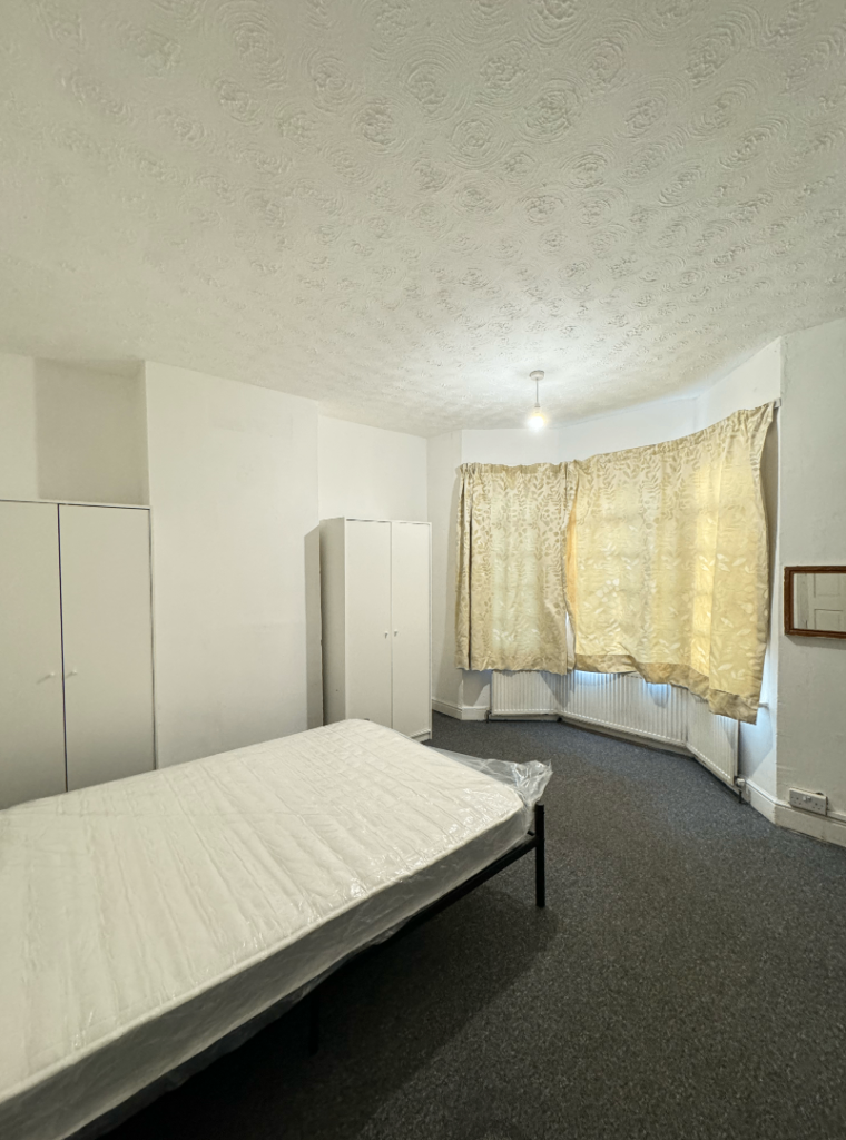 Looking for a group of 3 to share !