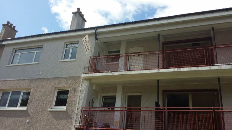 A second floor/top floor 3 bedroom flat in Fyvie av, G43 1EU, rent = £1000pcm