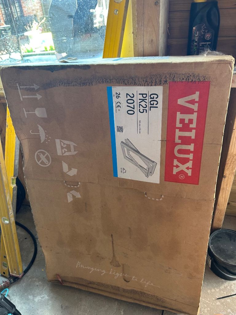 Velux pivot window white (ggl pk25 2070) size 94cm x 55cm has flashing kit for tiles