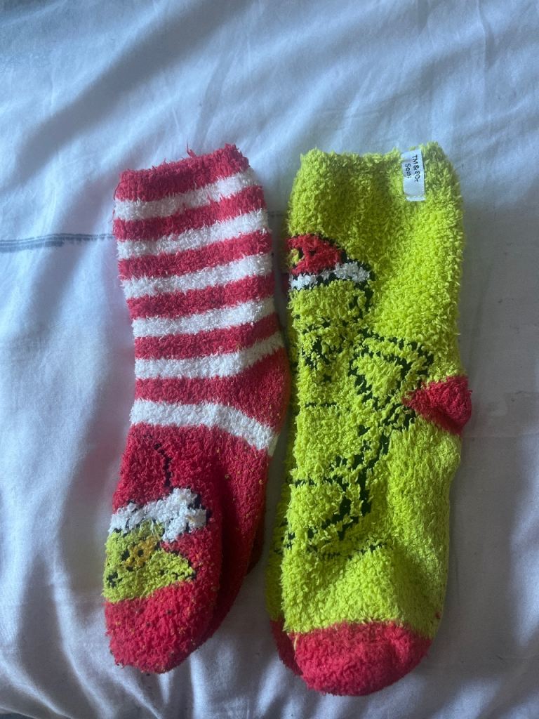 The grinch slipper socks pk2 size 9-12
