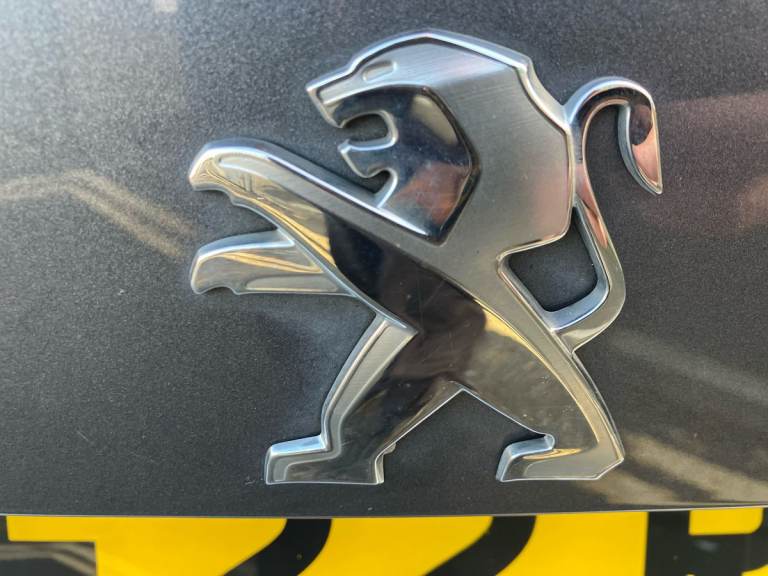 2022 Peugeot 2008 1.2 PureTech Allure Premium 5dr Estate PETROL Manual