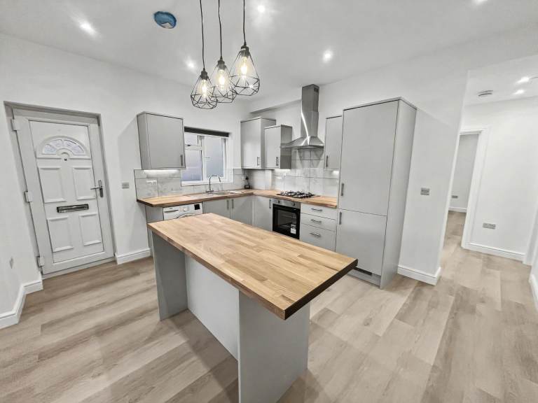Newly Refurbished 2 Bedroom Ground Floor Maisonette To Let – Prime Slough Location