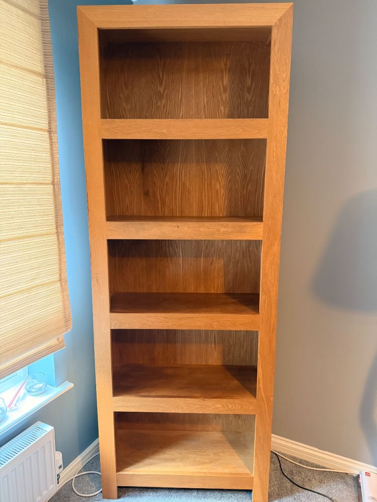 Oak Bookcase with 5 Shelves – Good Condition